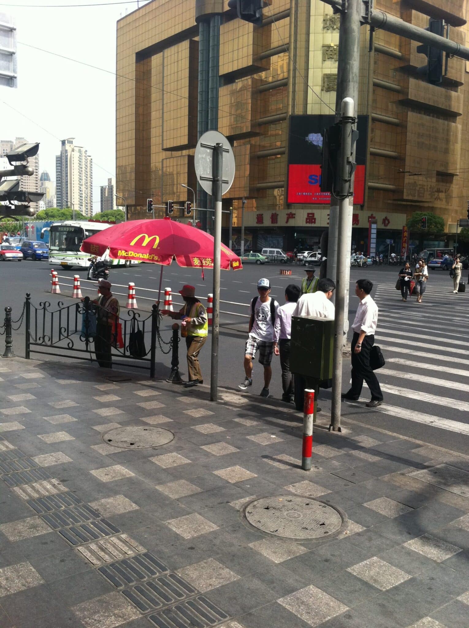 promotion-offering-shade-to-traffic-wardens-11.jpg