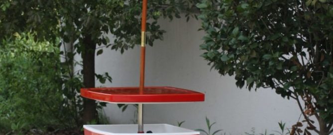 Customizable umbrella cooler table